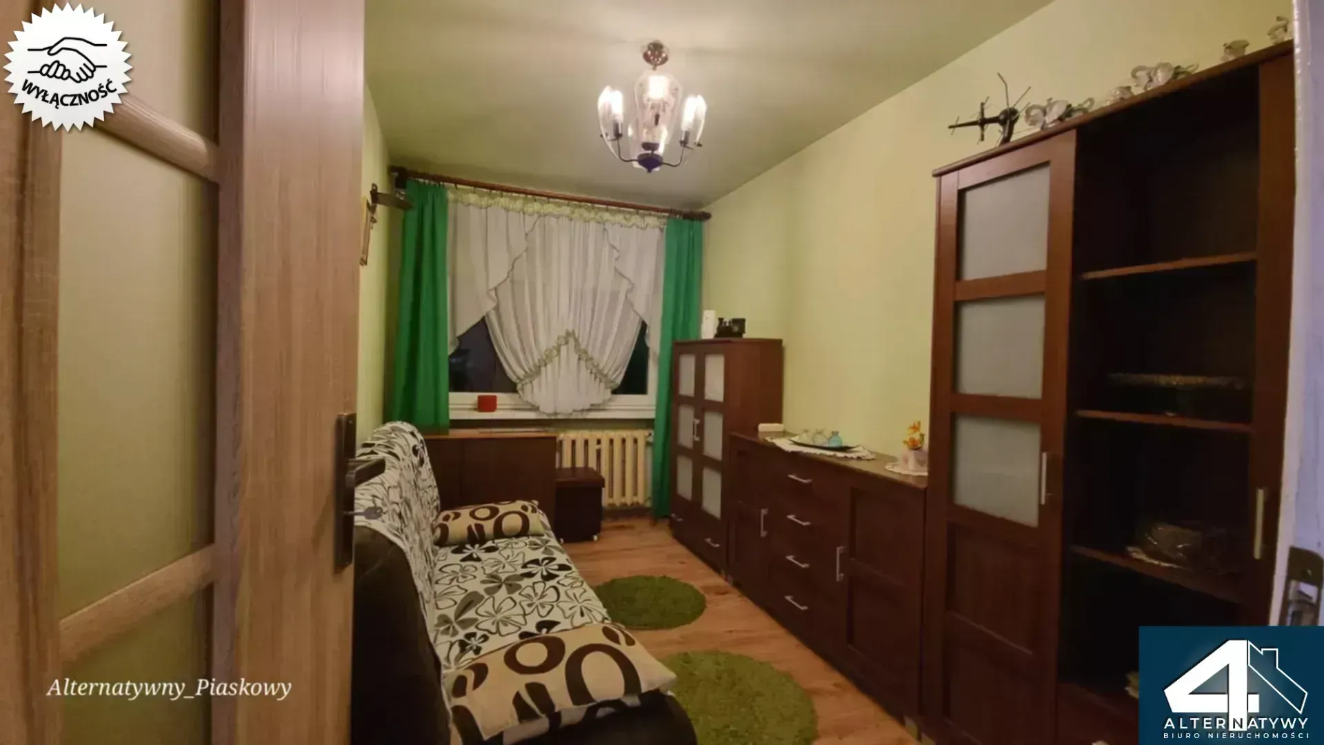 Rozkładowe M4 z wyposażeniem przy parku. 8
