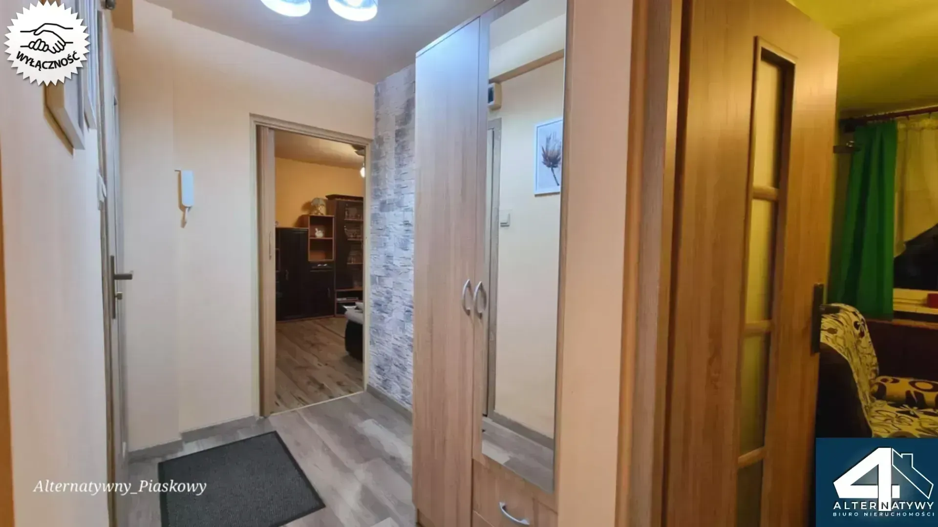 Rozkładowe M4 z wyposażeniem przy parku. 9