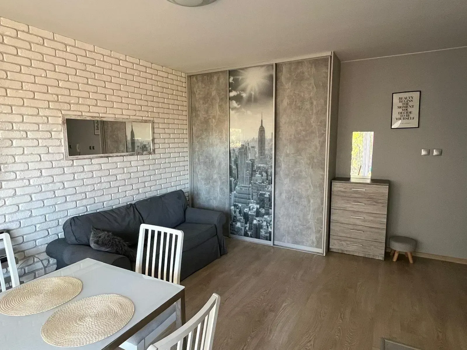 Stylowa kawalerka z dużą łazienką i ogródkiem 2