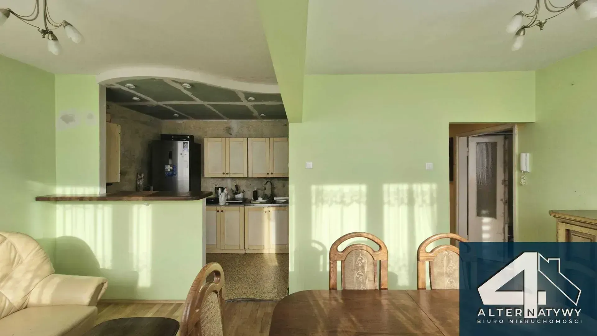 salon z aneksem, ogrodzony teren 3