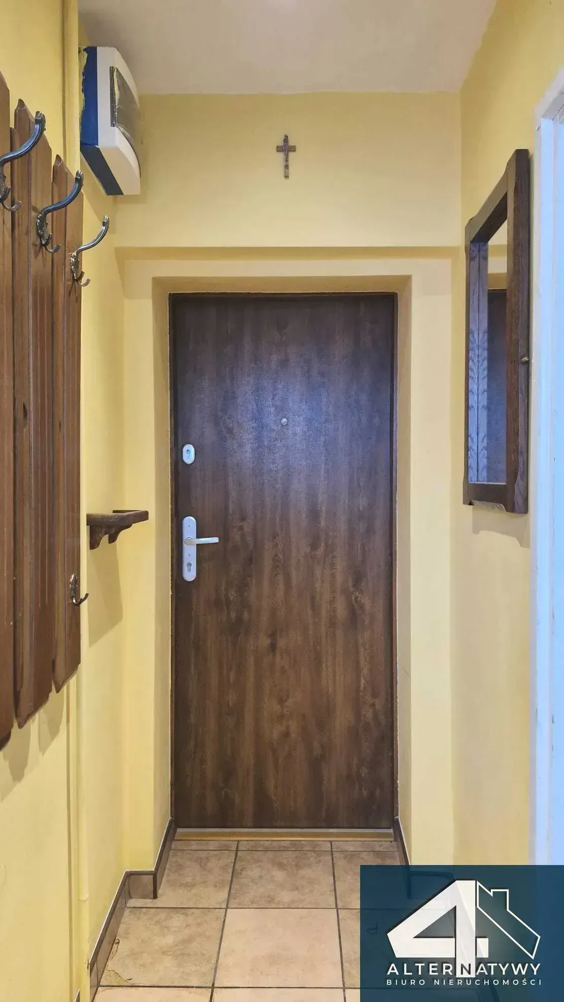 salon z aneksem, ogrodzony teren 8