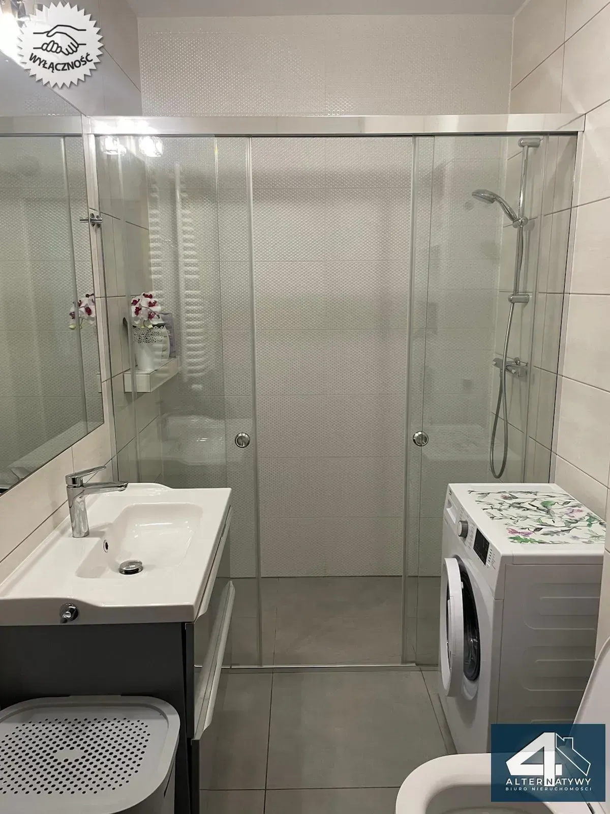 Nowoczesne, ogrodzone osiedle, na przeciw UM 5