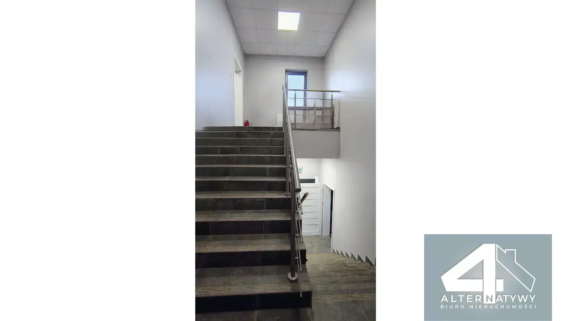 Nowoczesny Budynek Usługowo-Magazynowy z Gruntem 11