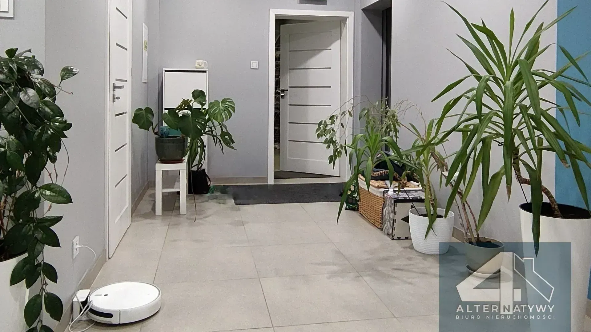 Nowoczesny Budynek Usługowo-Magazynowy z Gruntem 4