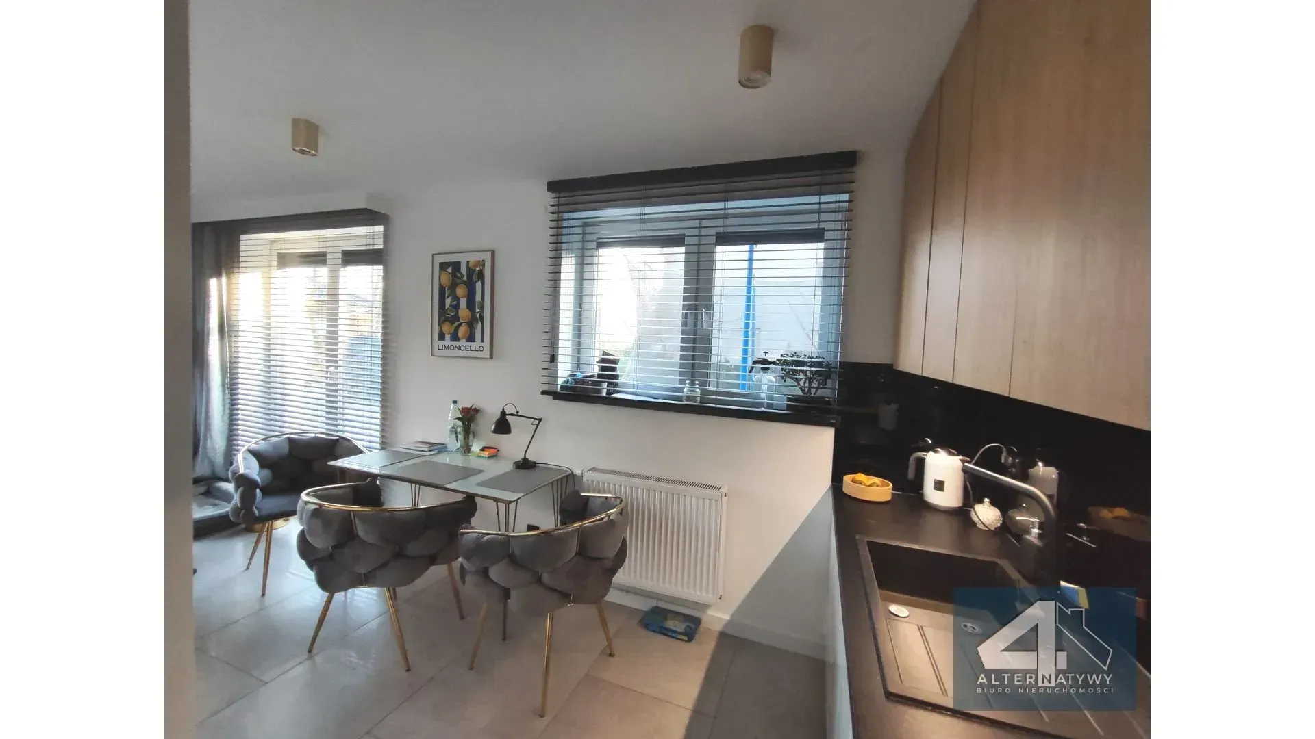 Dwupoziomowy apartament z dużym ogrodem 9