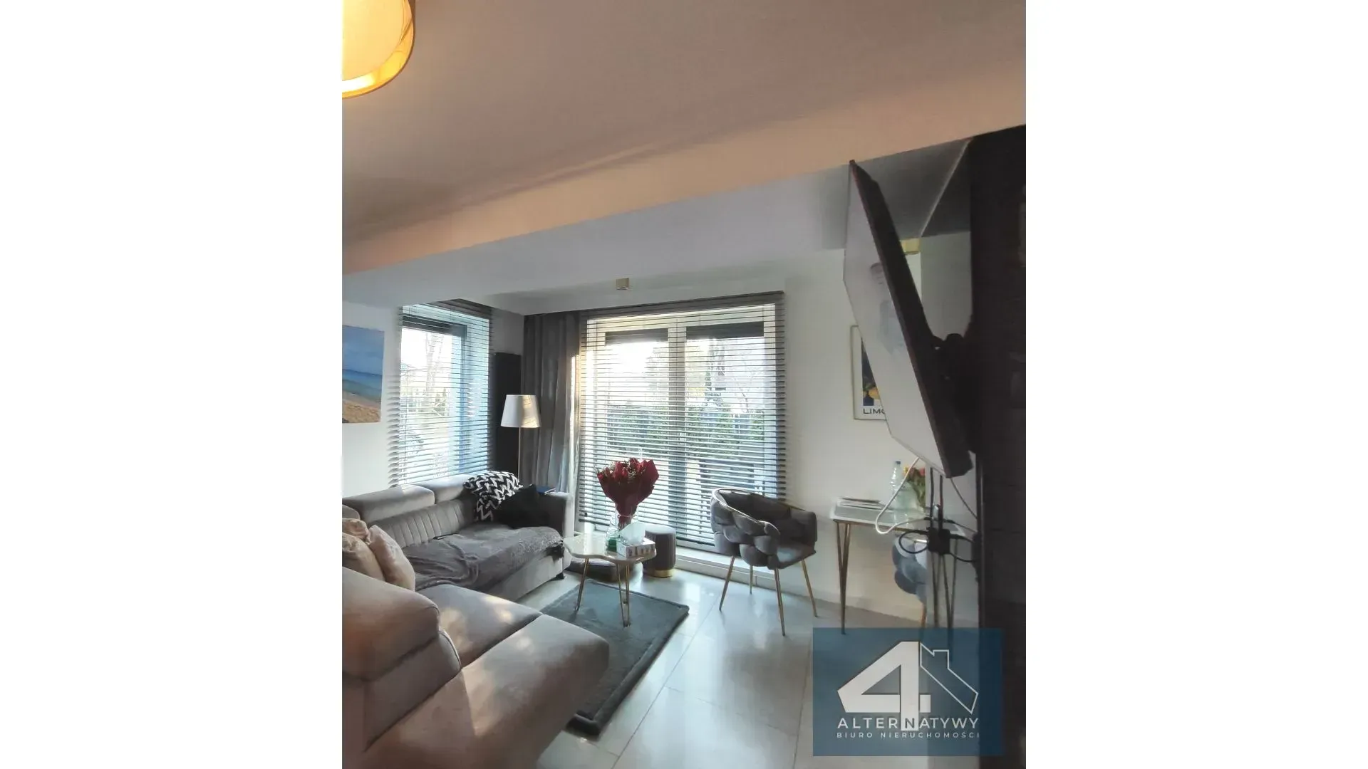 Dwupoziomowy apartament z dużym ogrodem 23