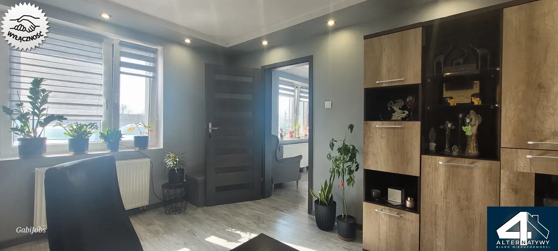 Dom z biurem i budynkami gospodarczymi. 6