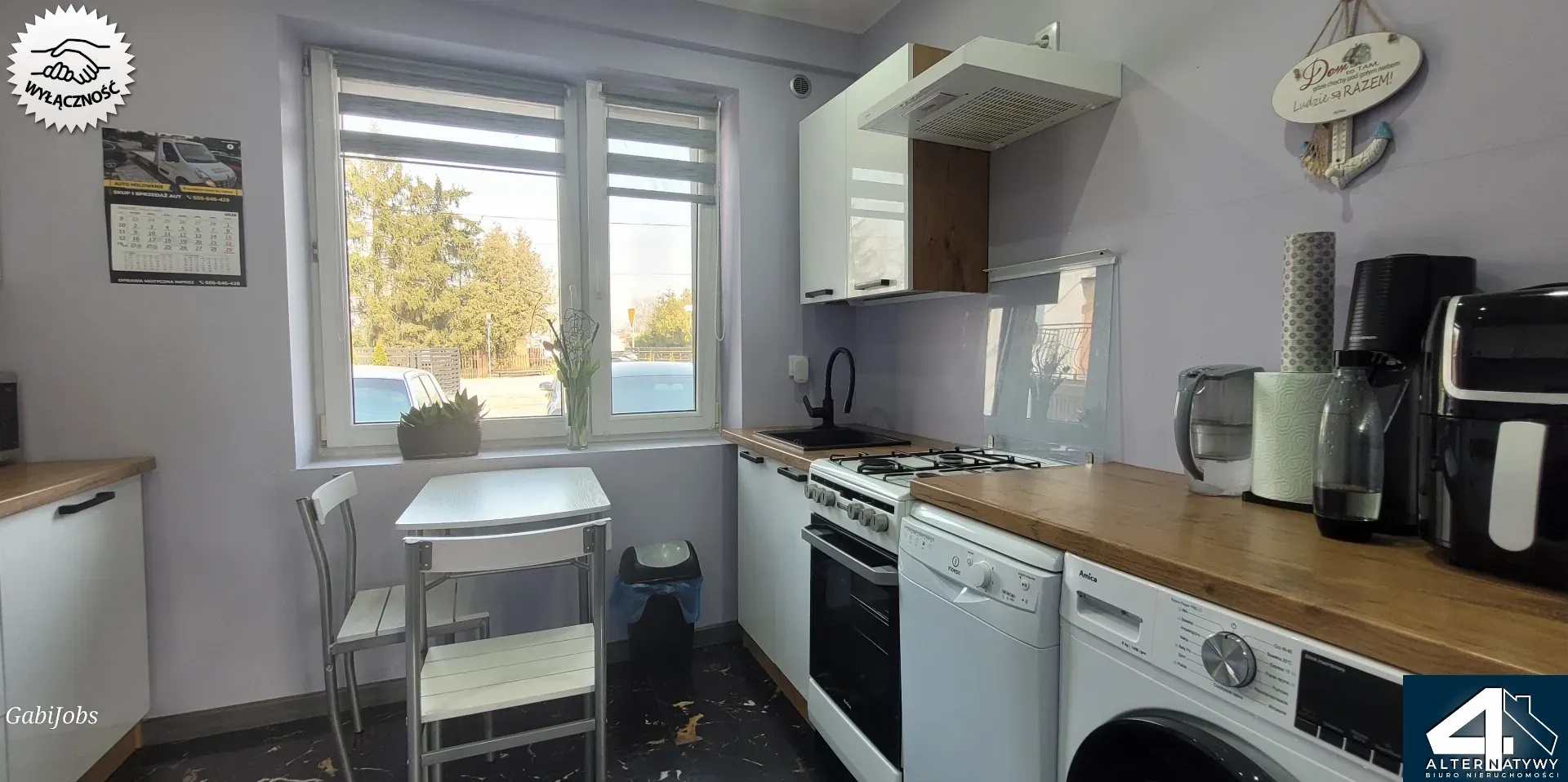 Dom z biurem i budynkami gospodarczymi. 10