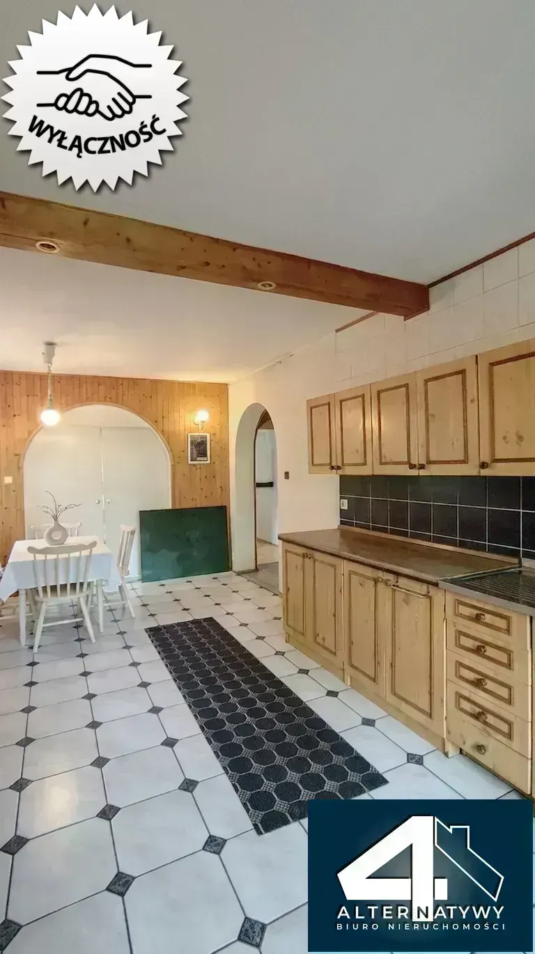 Duży dom z sauną i z basenem w ogrodzie. 9
