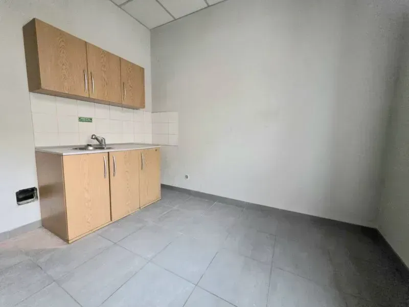 Kamienica z lok. frontowym, duży parking, Tarnów 3