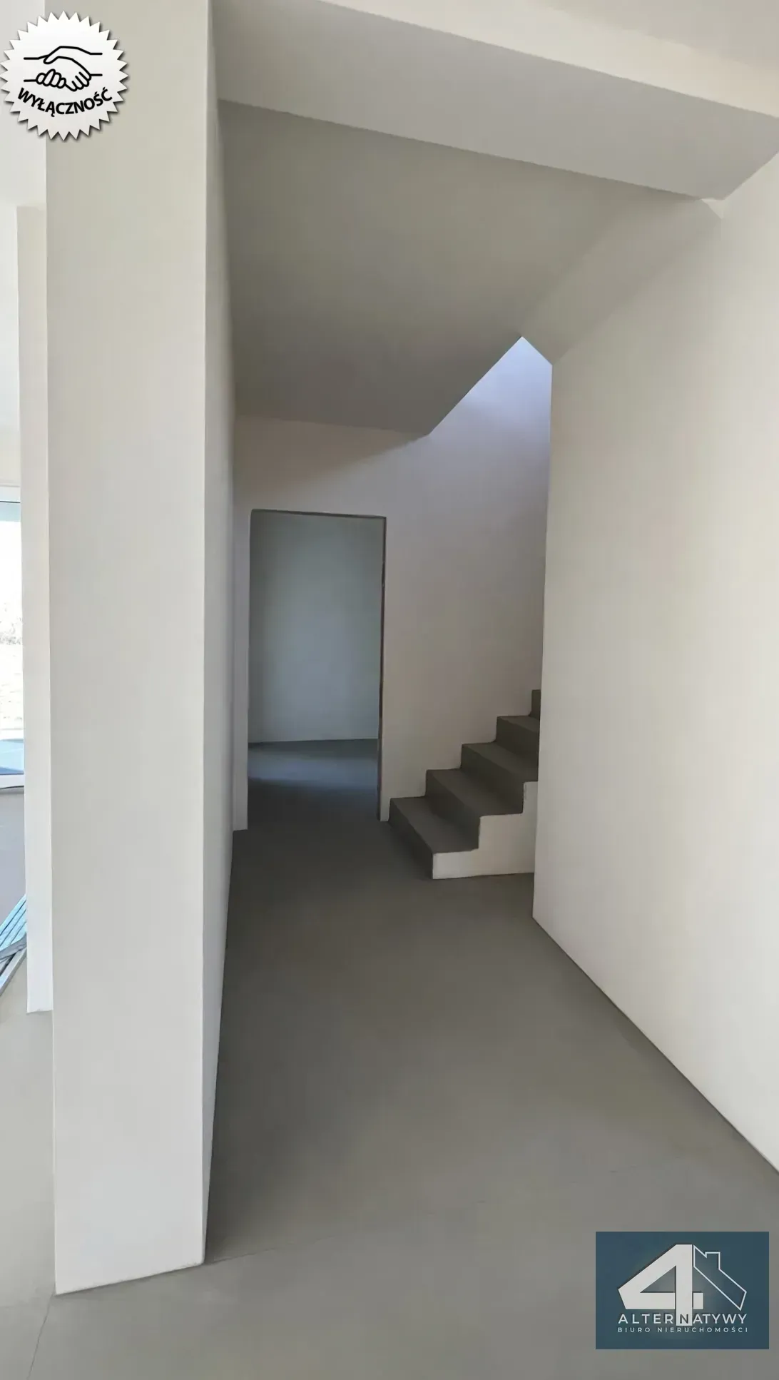 Dom z garażem i gabinetem na parterze 13